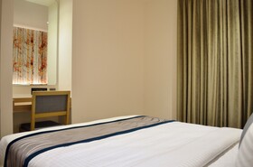 City Lake Hotel