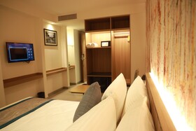 City Lake Hotel