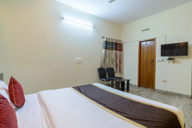 Green Suits By OYO Rooms
