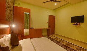 Jen & Jo Hotel By Fab