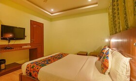 Jen & Jo Hotel By Fab