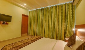 Jen & Jo Hotel By Fab