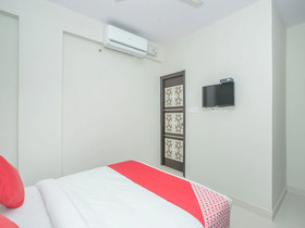 OYO 11916 Varcity Plaza