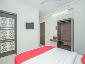 OYO 11916 Varcity Plaza