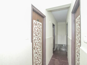 OYO 11916 Varcity Plaza