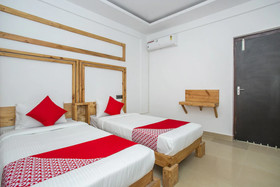 OYO 15111 Greencity Comforts