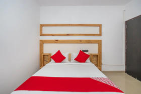 OYO 15111 Greencity Comforts