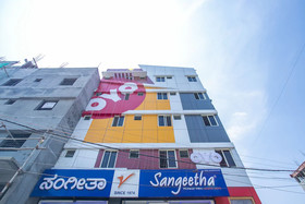 OYO 15111 Greencity Comforts
