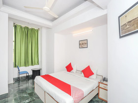 Town Hall Hotel by OYO Rooms