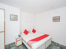 Town Hall Hotel by OYO Rooms