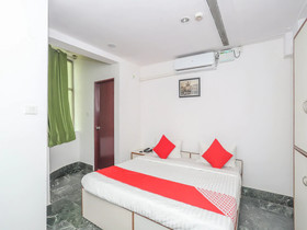 Town Hall Hotel by OYO Rooms