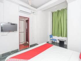 Town Hall Hotel by OYO Rooms