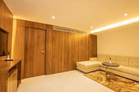 Royal Plaza Suites