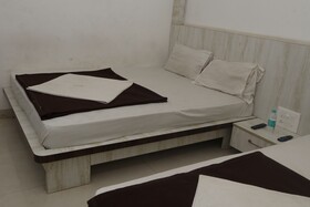 Iroomz D Silver Suites