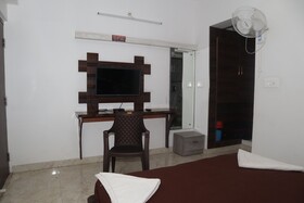 Iroomz D Silver Suites