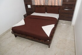 Iroomz D Silver Suites