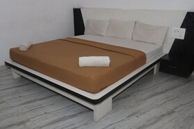Iroomz D Silver Suites