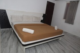 Iroomz D Silver Suites