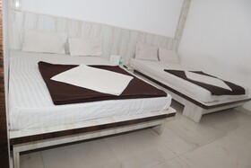 Iroomz D Silver Suites