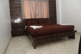 Iroomz D Silver Suites