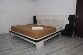 Iroomz D Silver Suites