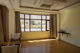 Dee Grand Marq Hotel