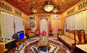Group Of House Boat Golden Crest