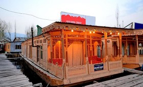 Group Of House Boat Golden Crest