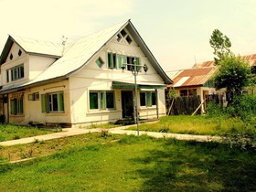 Houseboat Golden Ship