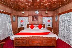 Laila Majnoo Houseboats by OYO Rooms