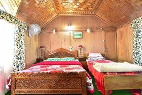 Nazneen Group Of Houseboats