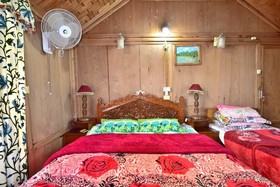 Nazneen Group Of Houseboats