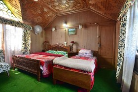 Nazneen Group Of Houseboats