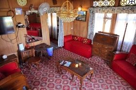 Nazneen Group Of Houseboats