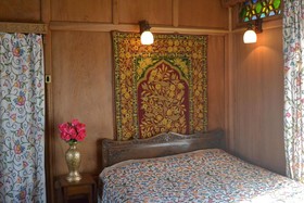 Peacock Houseboats