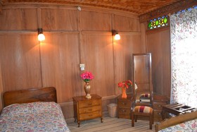 Peacock Houseboats