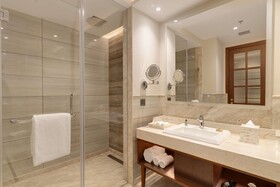 Radisson Collection Hotel & Spa Riverfront Srinagar