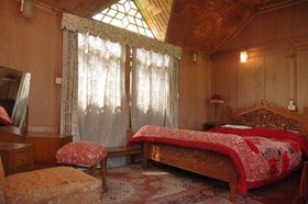 Royal Dandoo Palace of Houseboat