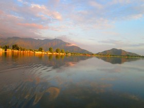 Wangnoo Houseboats