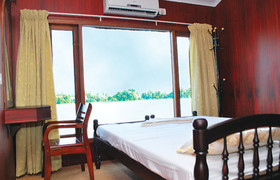 Cosy Houseboats