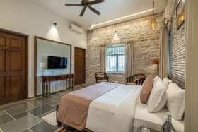 Moonstone Bhopal Ama Stays & Trails