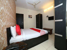 OYO 15933 Hotel V Square