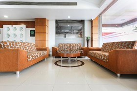 Capital O 62303 Hotel Apna Palace