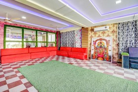 Hotel White House by OYO Rooms