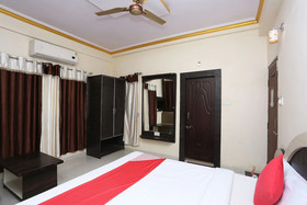 Hotel Saket by OYO Rooms