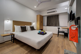 OYO Townhouse 046 Khar West Station