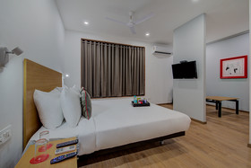 OYO Townhouse 046 Khar West Station