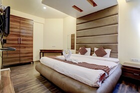 Hotel RR Suites - Near LODHA Xperia Mall