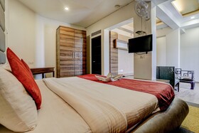 Hotel RR Suites - Near LODHA Xperia Mall