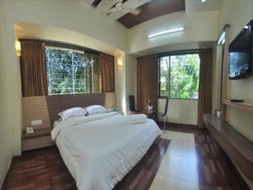 OYO Premium Lonavala Old Highway